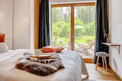 Ein Bett oder Betten in einem Zimmer der Unterkunft Landhaus Trinis - Kleine Kaffee Tee Theke mit Kühlschrank - Parkplatz