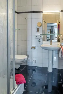 Ein Badezimmer in der Unterkunft Hotel Neuer am See