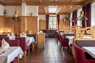 Ein Sitzbereich in der Unterkunft Hotel Neuer am See