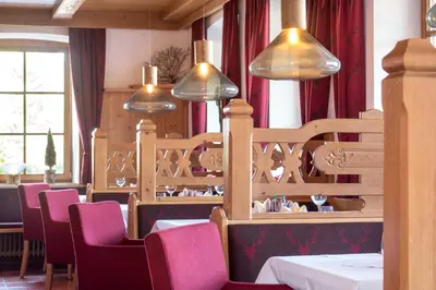 Ein Restaurant oder anderes Speiselokal in der Unterkunft Hotel Neuer am See