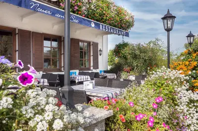 Ein Garten an der Unterkunft Hotel Neuer am See