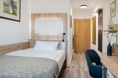 Ein Bett oder Betten in einem Zimmer der Unterkunft Hotel Neuer am See