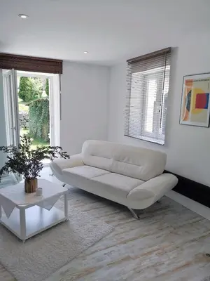 Ein Sitzbereich in der Unterkunft Münsing Nähe Starnberger See, schöne Ferienwohnung, Gästewohnung 125qm EG und OG KONTAKTFREI