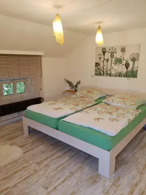 Ein Bett oder Betten in einem Zimmer der Unterkunft Münsing Nähe Starnberger See, schöne Ferienwohnung, Gästewohnung 125qm EG und OG KONTAKTFREI