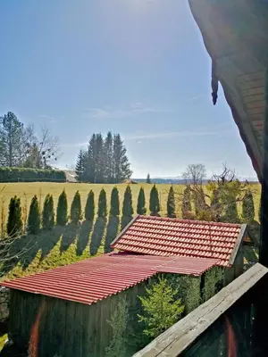 Ein Garten an der Unterkunft Münsing Nähe Starnberger See, schöne Ferienwohnung, Gästewohnung 125qm EG und OG KONTAKTFREI