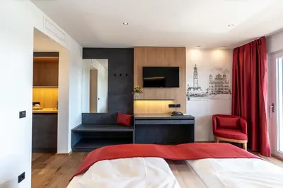 Ein Bett oder Betten in einem Zimmer der Unterkunft Augsburg Hotel Sonnenhof
