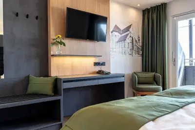 Ein Bett oder Betten in einem Zimmer der Unterkunft Augsburg Hotel Sonnenhof