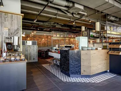 Ein Restaurant oder anderes Speiselokal in der Unterkunft ibis Landshut City