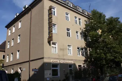 Das Gebäude in dem sich die Pension befindet