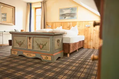 Ein Bett oder Betten in einem Zimmer der Unterkunft DIE POST Landgasthof Aufkirchen