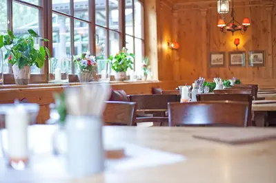 Ein Restaurant oder anderes Speiselokal in der Unterkunft DIE POST Landgasthof Aufkirchen