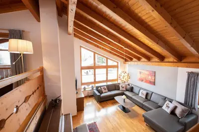 Ein Sitzbereich in der Unterkunft Alpen Chalet