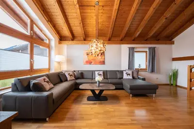 Ein Sitzbereich in der Unterkunft Alpen Chalet