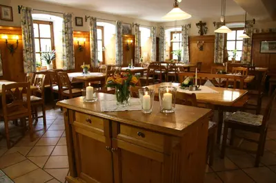 Ein Restaurant oder anderes Speiselokal in der Unterkunft Hotel - Landgasthof Obermaier Zum Vilserwirt