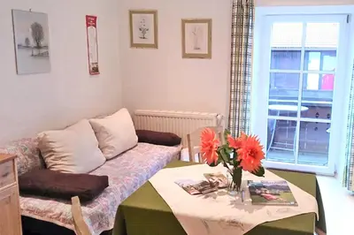 Ein Sitzbereich in der Unterkunft Gästehaus Koyerbauer Boardinghouse