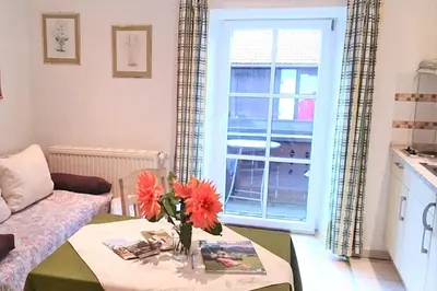 Ein Sitzbereich in der Unterkunft Gästehaus Koyerbauer Boardinghouse