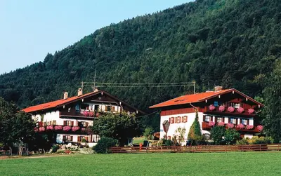 Ein allgemeiner Bergblick oder ein Berglick von des Bauernhofs aus