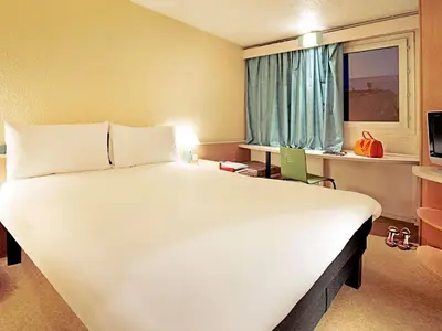 Ein Bett oder Betten in einem Zimmer der Unterkunft ibis Augsburg Hauptbahnhof