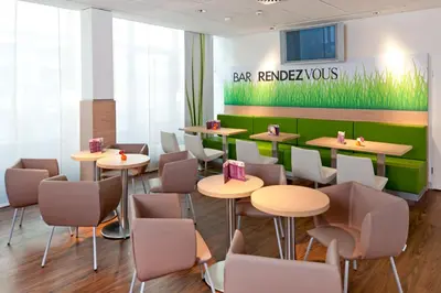 Ein Restaurant oder anderes Speiselokal in der Unterkunft ibis Augsburg Hauptbahnhof