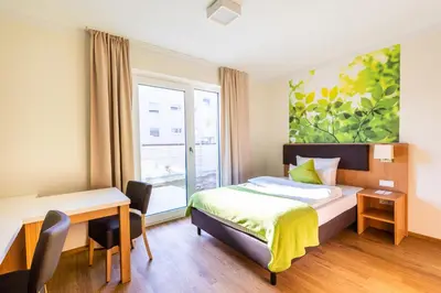 Ein Bett oder Betten in einem Zimmer der Unterkunft INhouse - Wohnen auf Zeit