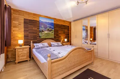 Ein Bett oder Betten in einem Zimmer der Unterkunft Chiemgauferienwohnungen - Wanderlust und Alpenrose