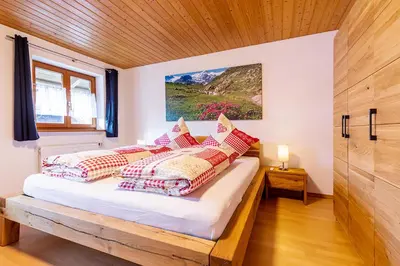 Ein Bett oder Betten in einem Zimmer der Unterkunft Chiemgauferienwohnungen - Wanderlust und Alpenrose