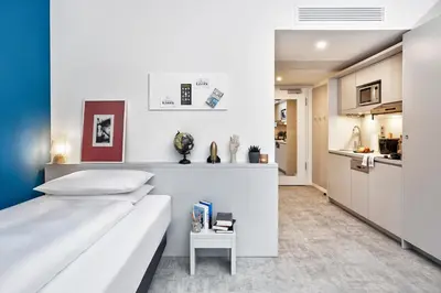 Ein Bett oder Betten in einem Zimmer der Unterkunft H.ome Serviced Apartments München