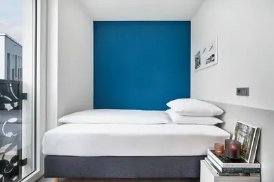 Ein Bett oder Betten in einem Zimmer der Unterkunft H.ome Serviced Apartments München