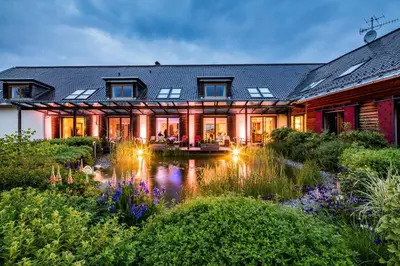 Ein Garten an der Unterkunft Hofgut Algertshausen
