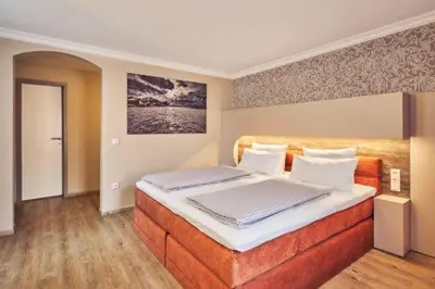 Ein Bett oder Betten in einem Zimmer der Unterkunft Hotel Starnberger See