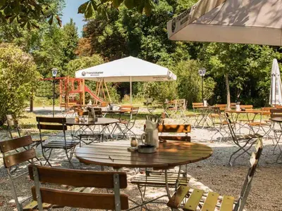 Ein Garten an der Unterkunft Alter Wirt Thalkirchen