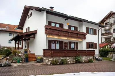 Das Gebäude in dem sich die Ferienwohnung befindet