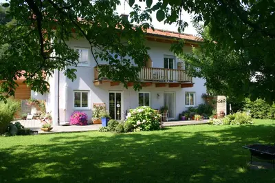 Ein Garten an der Unterkunft Ferienwohnung Schmid Ursula