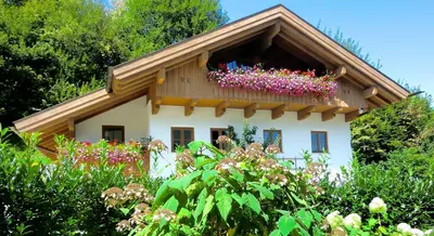 Ein Garten an der Unterkunft Auszeit im Chiemgau