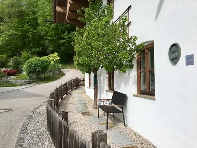 Ein Garten an der Unterkunft Auszeit im Chiemgau