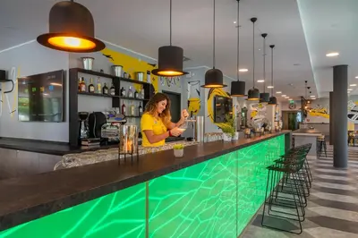 Lounge oder Bar in der Unterkunft Holiday Inn - the niu, Fury Aschheim Messe by IHG