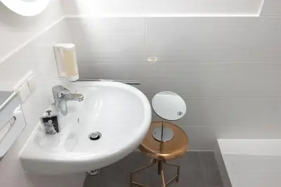 Ein Badezimmer in der Unterkunft ANA Suites Augsburg City Center - Self-Service-Hotel