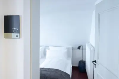 Ein Bett oder Betten in einem Zimmer der Unterkunft ANA Suites Augsburg City Center - Self-Service-Hotel