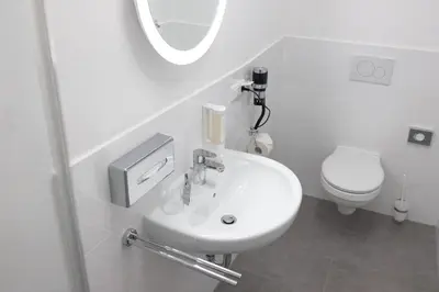 Ein Badezimmer in der Unterkunft ANA Suites Augsburg City Center - Self-Service-Hotel