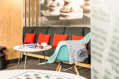 Ein Sitzbereich in der Unterkunft ibis Hotel München Garching