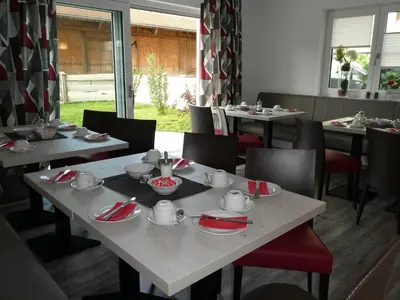 Ein Restaurant oder anderes Speiselokal in der Unterkunft Gästehaus Stahuber