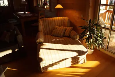 Ein Sitzbereich in der Unterkunft Ferienwohnung im gemütlichen Blockhaus vor den Bergen