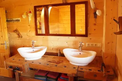 Ein Badezimmer in der Unterkunft Ferienwohnung im gemütlichen Blockhaus vor den Bergen