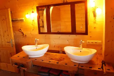 Ein Badezimmer in der Unterkunft Ferienwohnung im gemütlichen Blockhaus vor den Bergen