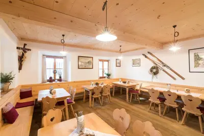 Ein Restaurant oder anderes Speiselokal in der Unterkunft Rait´ner Wirt
