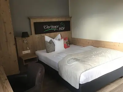 Ein Bett oder Betten in einem Zimmer der Unterkunft Ehringer Hof