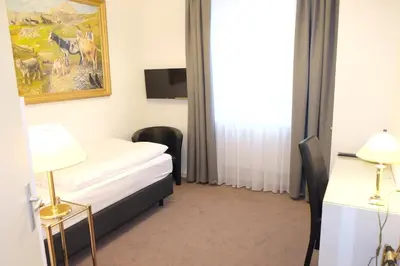 Ein Bett oder Betten in einem Zimmer der Unterkunft Hotel Adler