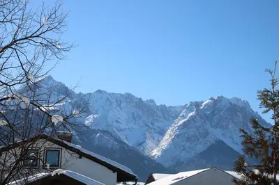 Ein allgemeiner Bergblick oder ein Berglick von der Ferienwohnung aus