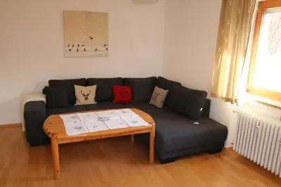 Ein Sitzbereich in der Unterkunft Alpen - Apartments II