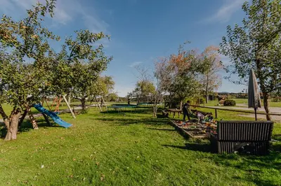 Ein Garten an der Unterkunft Bernwieserhof